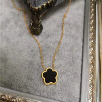 Collier fleur noir doré